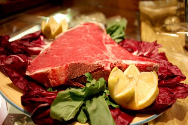 Bistecca alla Fiorentina esposta al ingresso