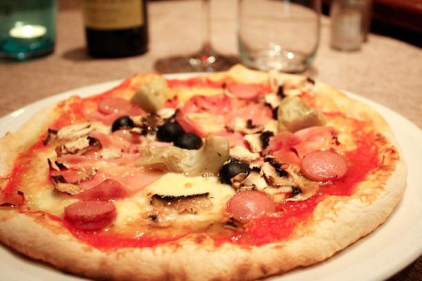 Pizza con funghi e salame